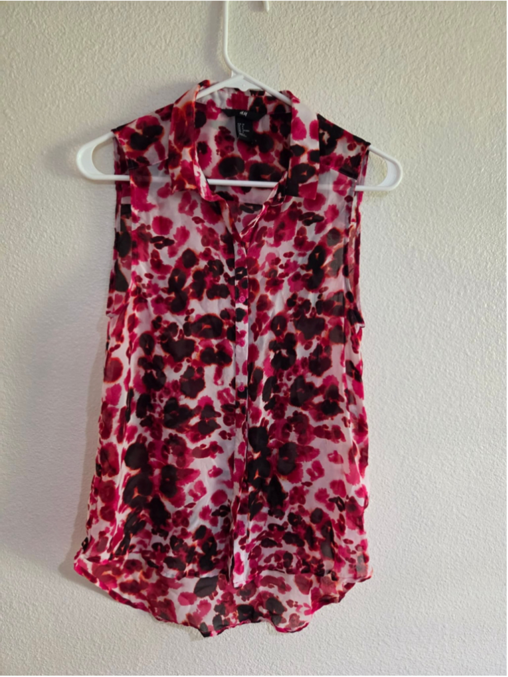H&M Women’s 8 Red Black White Abstract Floral Sleeveless Button Front Blouse